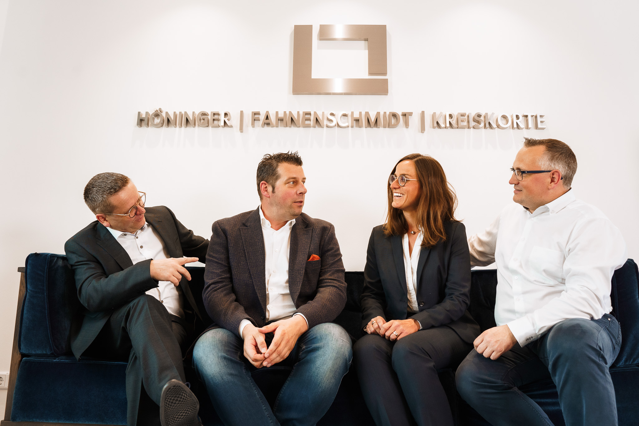 Foto der vier Geschäftsführerh auf einer Couch