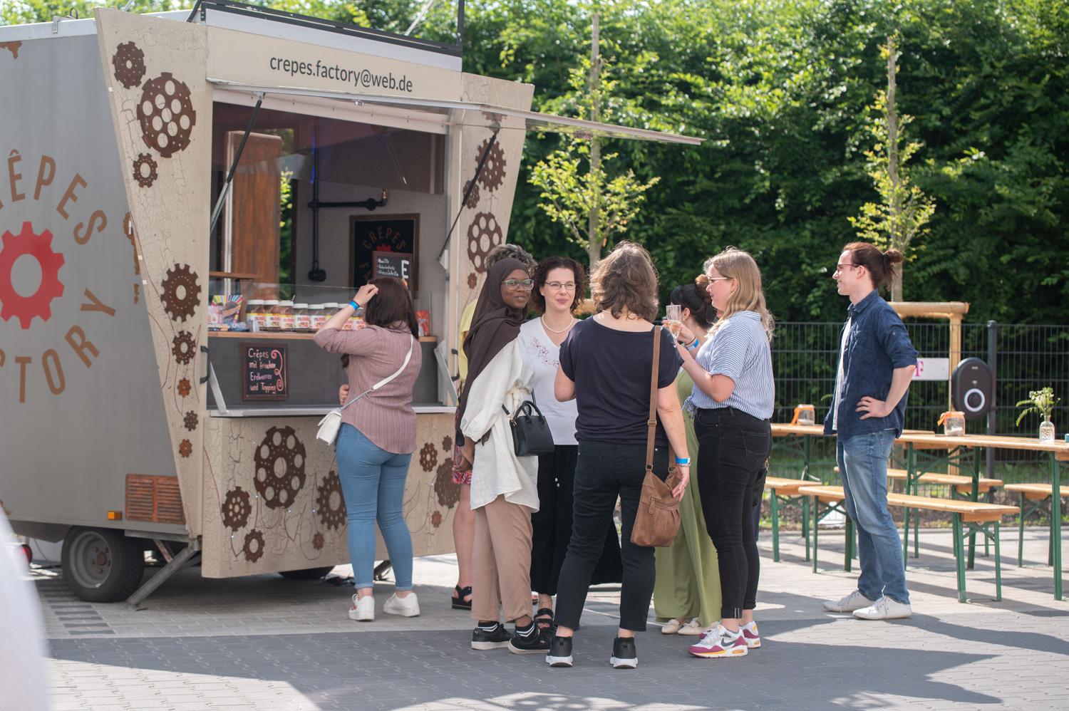 Essenswagen mit Leuten davor