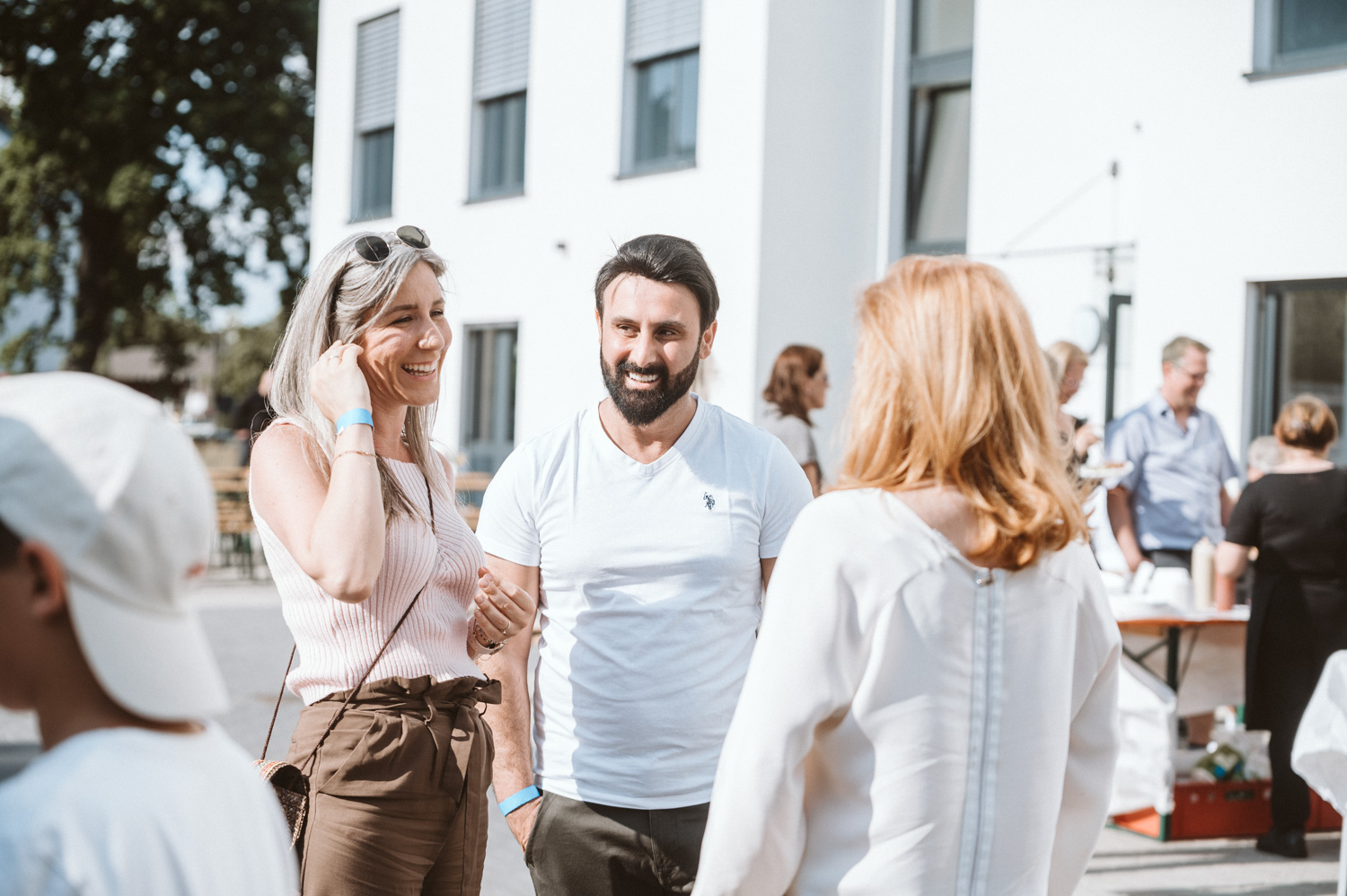 Eventfoto drei Leute unterhalten sich