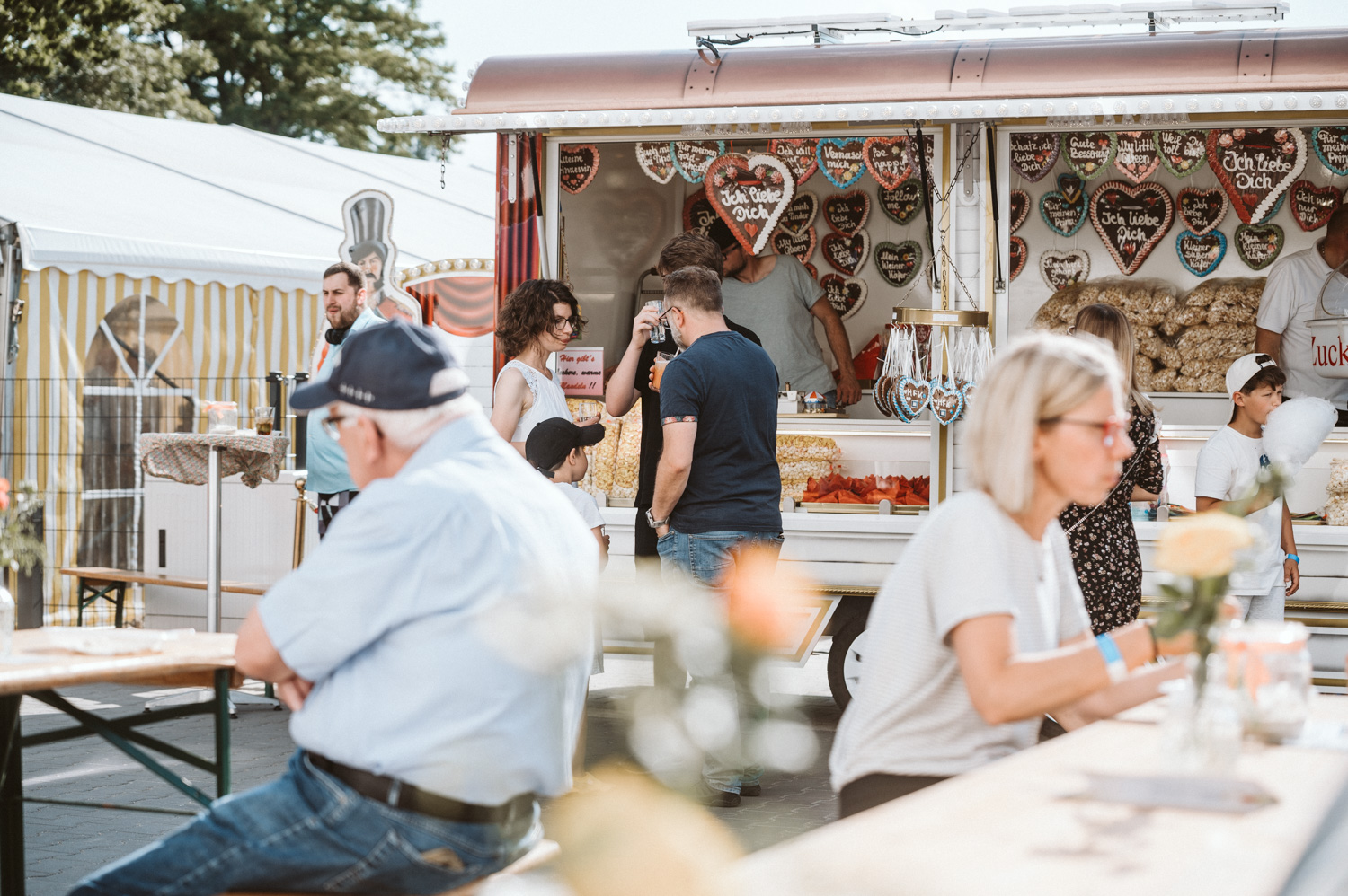 Eventfoto Kirmesstand mit Lebkuchenherzen