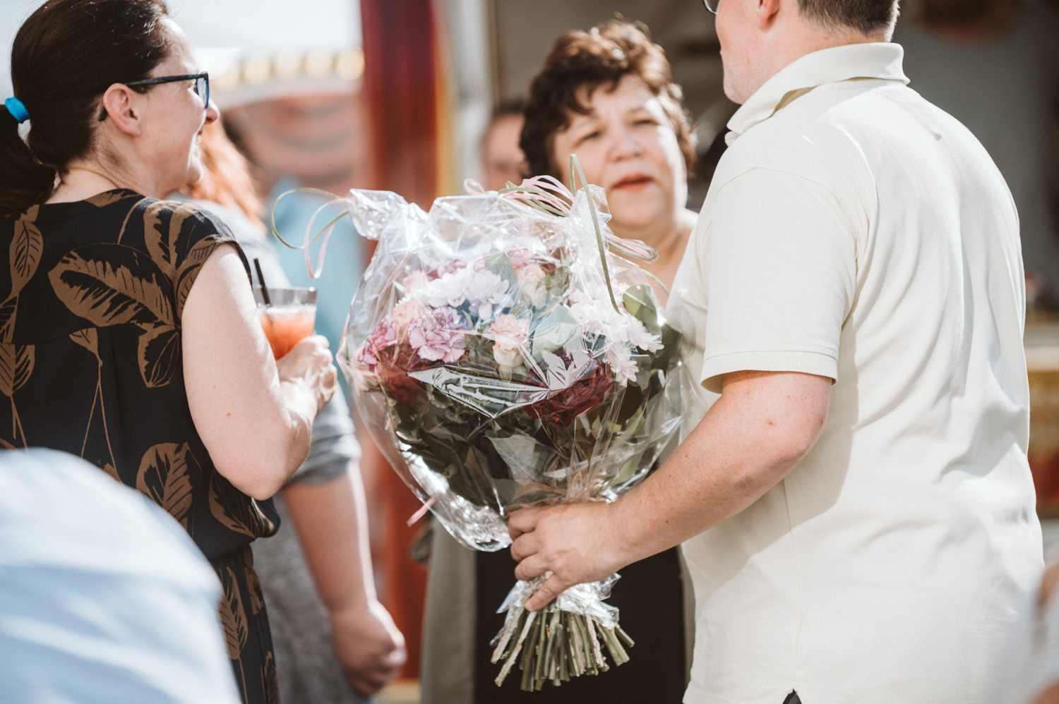 Eventfoto Blumenstrauß wird übergeben