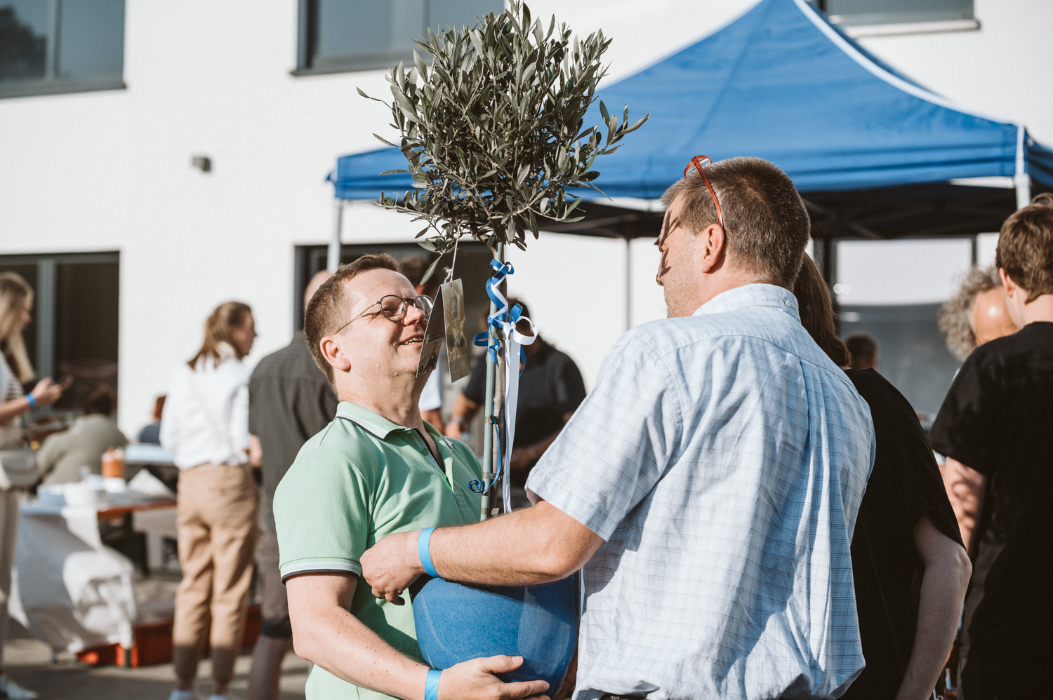 Eventfoto ein kleiner Baum wird an den geschäftsführer überreicht