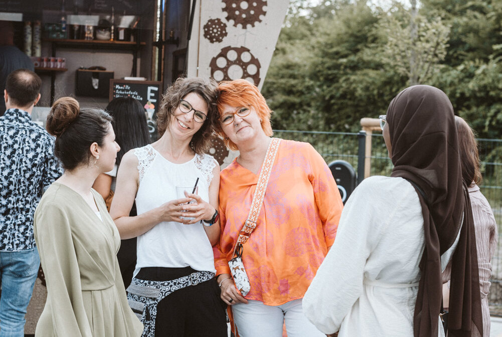 Eventfoto zwei Kolleginnen vorm Essensstand