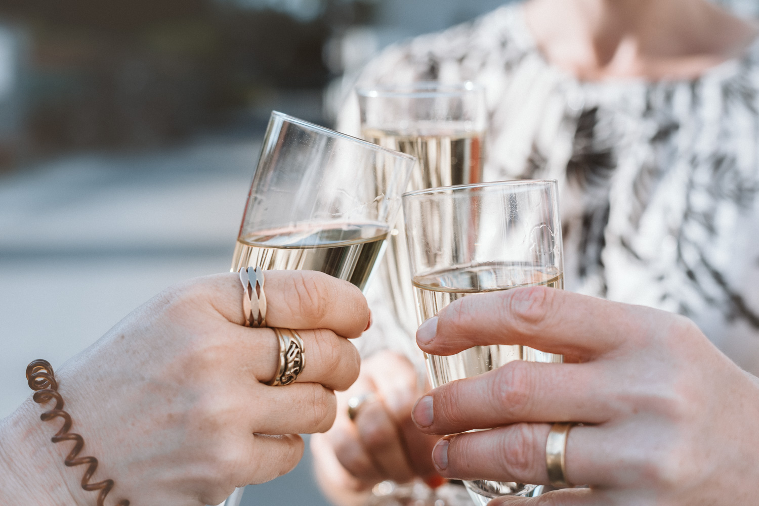 Anstoßen mit Sektgläsern Nahaufnahme