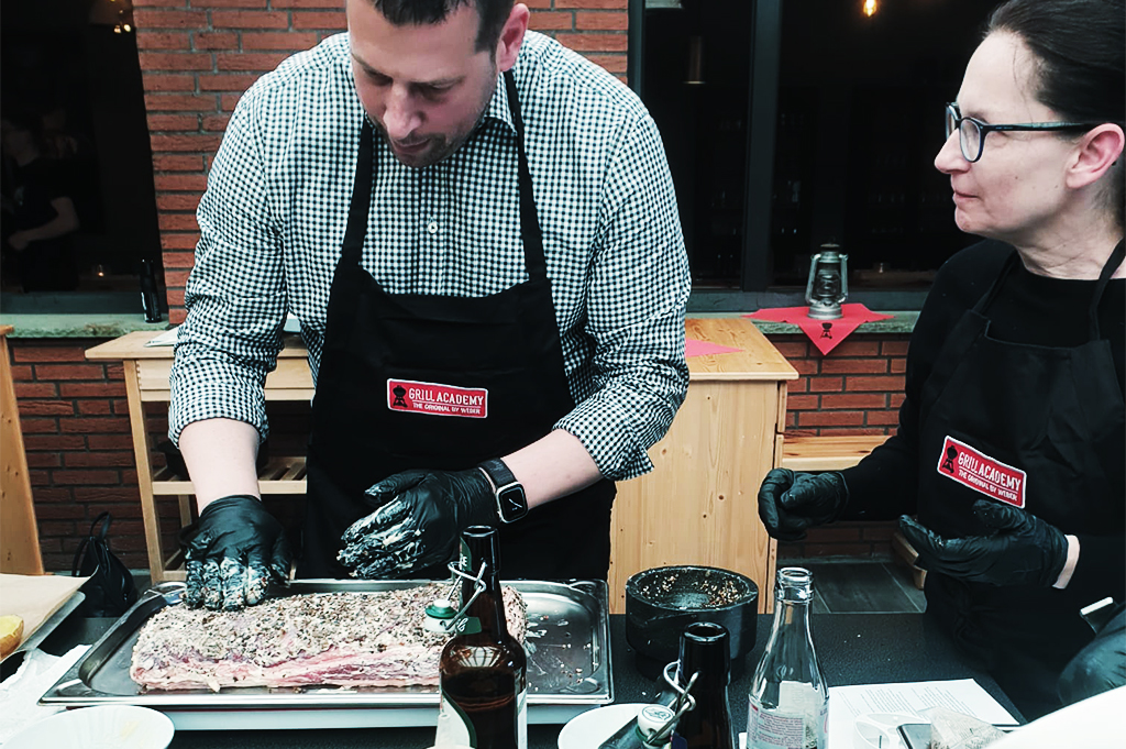 Kochevent Mann mariniert Fleisch