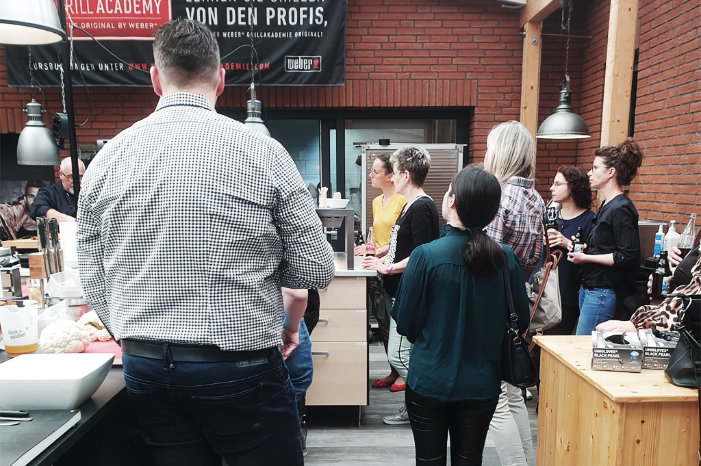 Kochevent Kollegen stehen zusammen