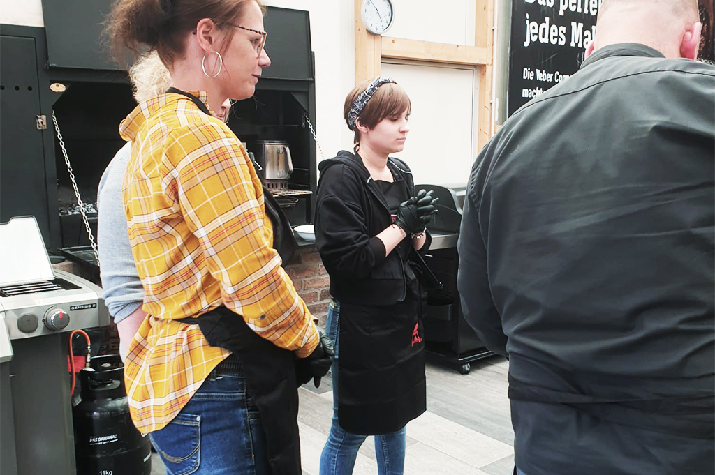 Kochevent Kollegen stehen zusammen