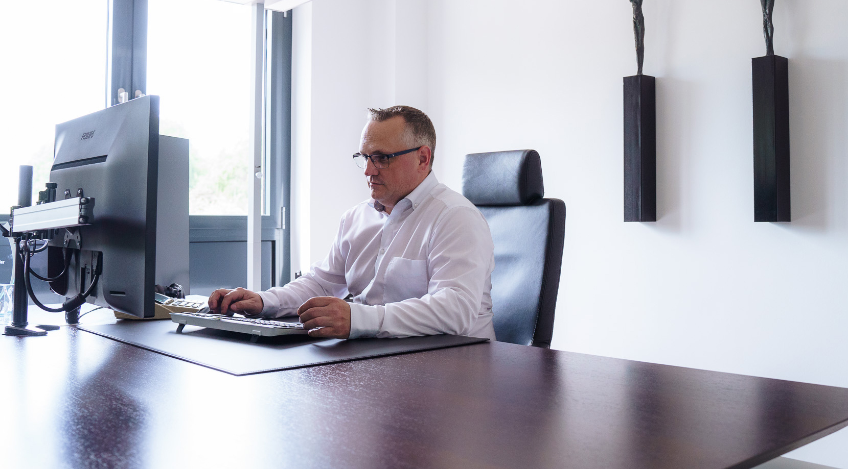 Steuerfachfirt/in arbeiten - Mitarbeiter Arbeit am Schreibtisch