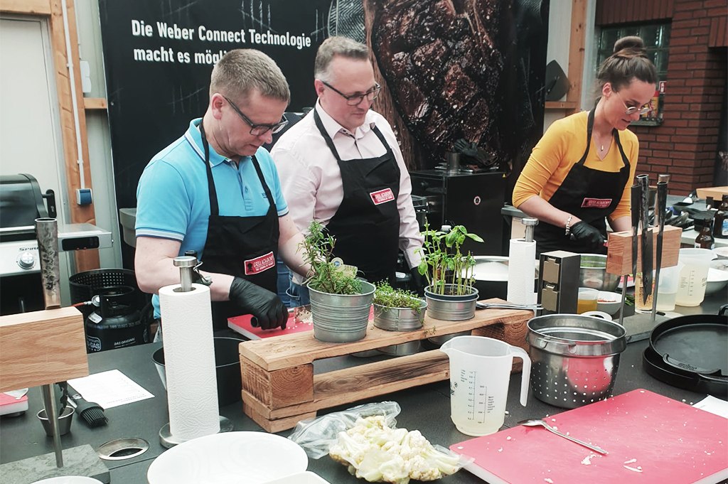 Kochevent Geschäftsführer stehen am Herd in einer Outdoorküche
