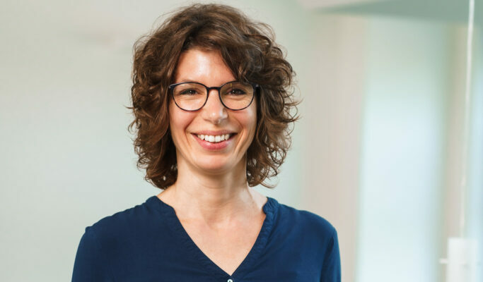 Rechtsanwalts- / Notarfachangestellte Mitarbeiterin Portrait im Treppenhaus